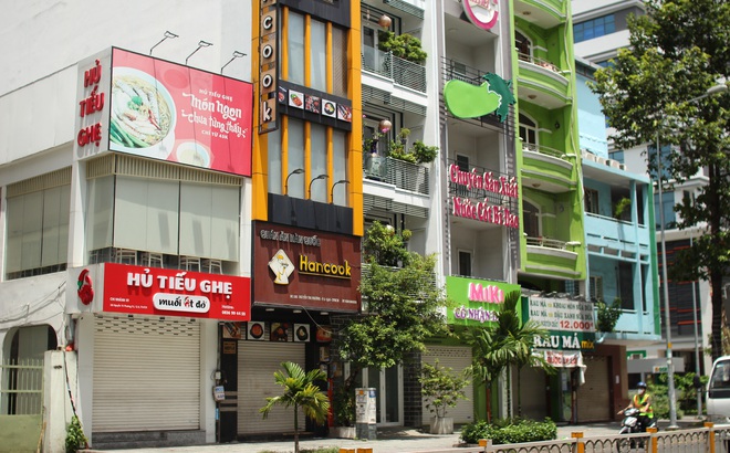 Các cửa hàng trên đường Nguyễn Tri Phương vẫn còn đóng cửa