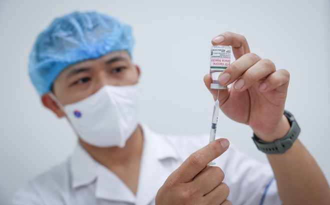 Tiêm vắc xin Covid-19 tại Hà Nội - Ảnh Nam Nguyễn.