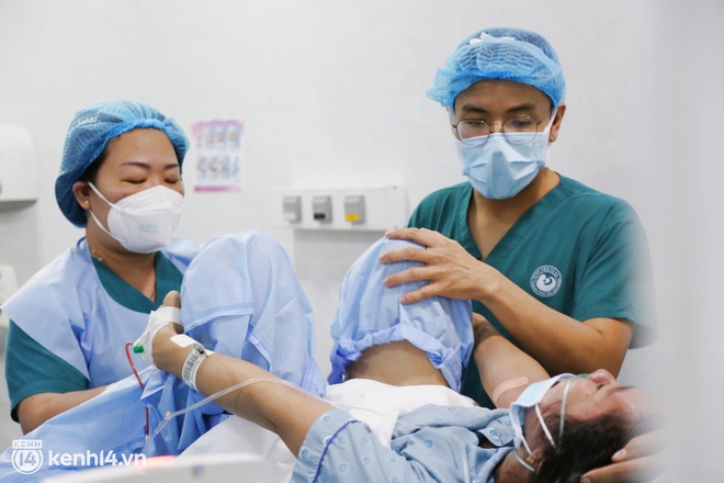 Chấp nhận nguy hiểm để giữ thai nhi khi đang mắc Covid-19, người mẹ bật khóc khi con gái chào đời đúng thời khắc mừng năm mới 2022 - Ảnh 1.