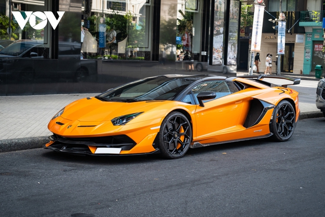 Ngắm siêu bò Lamborghini Aventador SVJ Roadster giá hơn 60 tỷ đồng tại Việt Nam - Ảnh 1.