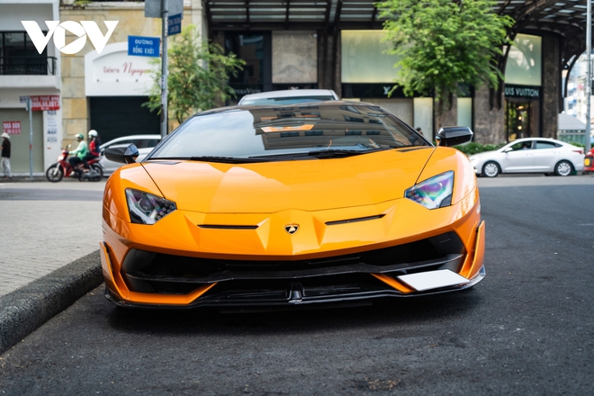 Ngắm siêu bò Lamborghini Aventador SVJ Roadster giá hơn 60 tỷ đồng tại Việt Nam - Ảnh 2. Ngắm siêu bò Lamborghini Aventador SVJ Roadster giá hơn 60 tỷ đồng tại Việt Nam - Ảnh 2.