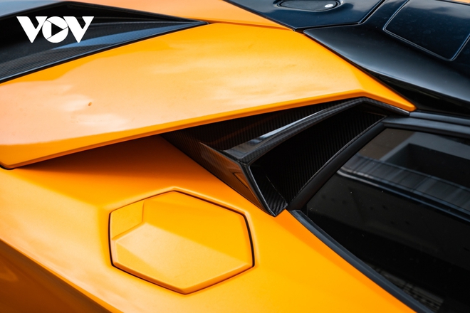 Ngắm siêu bò Lamborghini Aventador SVJ Roadster giá hơn 60 tỷ đồng tại Việt Nam - Ảnh 12. Ngắm siêu bò Lamborghini Aventador SVJ Roadster giá hơn 60 tỷ đồng tại Việt Nam - Ảnh 12.