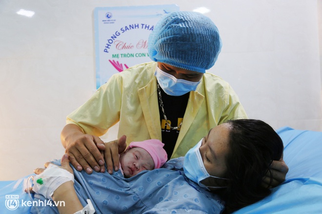 Chấp nhận nguy hiểm để giữ thai nhi khi đang mắc Covid-19, người mẹ bật khóc khi con gái chào đời đúng thời khắc mừng năm mới 2022 - Ảnh 12.