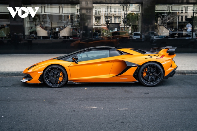 Ngắm siêu bò Lamborghini Aventador SVJ Roadster giá hơn 60 tỷ đồng tại Việt Nam - Ảnh 3. Ngắm siêu bò Lamborghini Aventador SVJ Roadster giá hơn 60 tỷ đồng tại Việt Nam - Ảnh 3.