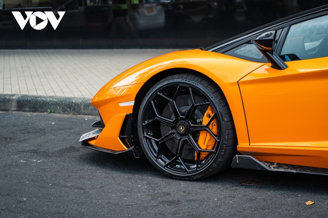 Ngắm siêu bò Lamborghini Aventador SVJ Roadster giá hơn 60 tỷ đồng tại Việt Nam - Ảnh 4. Ngắm siêu bò Lamborghini Aventador SVJ Roadster giá hơn 60 tỷ đồng tại Việt Nam - Ảnh 4.