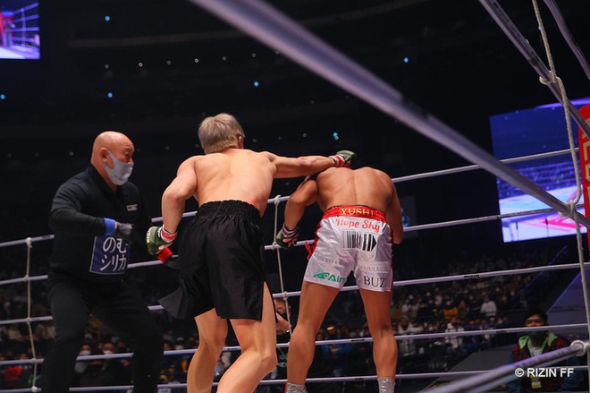 Con trai của cầu thủ già nhất thế giới giành chiến thắng trên sàn MMA sau pha sút bóng y như cha - Ảnh 6.