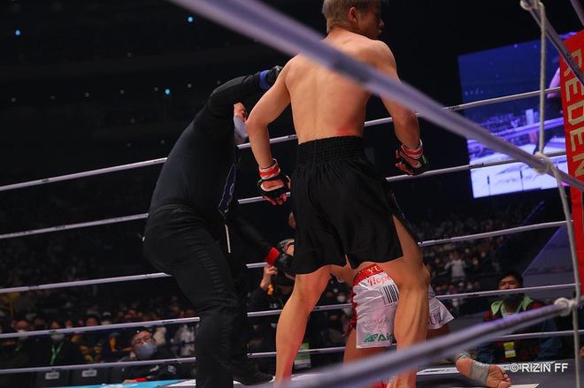 Con trai của cầu thủ già nhất thế giới giành chiến thắng trên sàn MMA sau pha sút bóng y như cha - Ảnh 7.