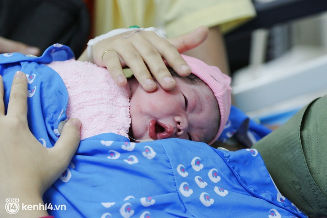Chấp nhận nguy hiểm để giữ thai nhi khi đang mắc Covid-19, người mẹ bật khóc khi con gái chào đời đúng thời khắc mừng năm mới 2022 - Ảnh 7.