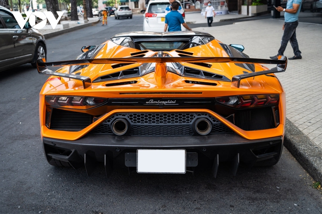 Ngắm siêu bò Lamborghini Aventador SVJ Roadster giá hơn 60 tỷ đồng tại Việt Nam - Ảnh 7. Ngắm siêu bò Lamborghini Aventador SVJ Roadster giá hơn 60 tỷ đồng tại Việt Nam - Ảnh 7.