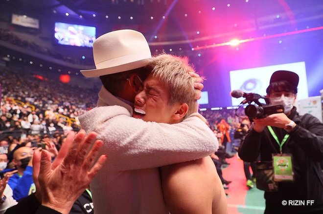 Con trai của cầu thủ già nhất thế giới giành chiến thắng trên sàn MMA sau pha sút bóng y như cha - Ảnh 9.