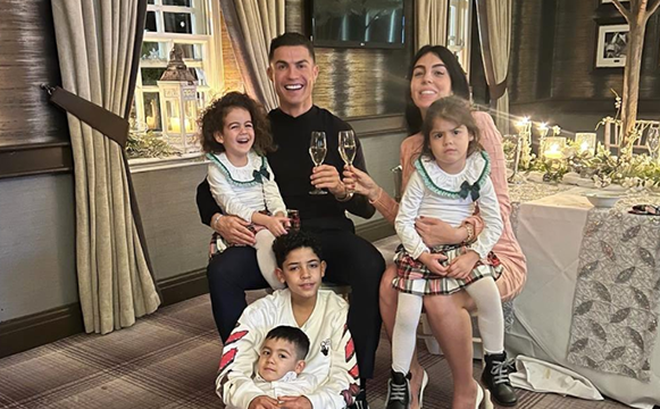 Ronaldo hạnh phúc đón năm mới bên gia đình