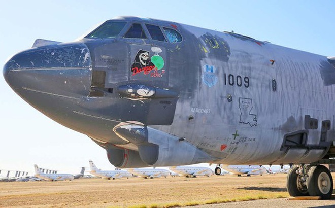 Chiếc B-52H Stratofortress mang số hiệu 61-0009 của Không quân Mỹ có biệt danh là 'Damage Inc. II' đã được tháo rời trước khi di chuyển khỏi căn cứ không quân Davis Monthan để bắt đầu hành trình về phía đông.