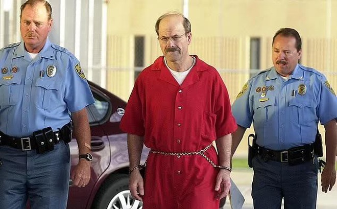 Sát nhân hàng loạt Dennis Rader đang được dẫn giải tới nhà tù năm 2005. Ảnh: Getty Images.