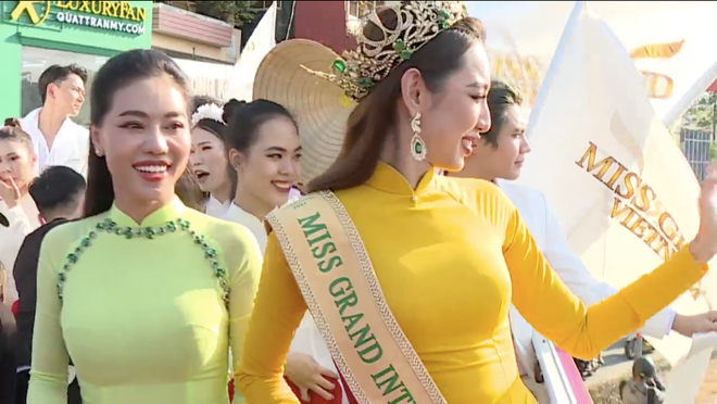 Hoa hậu Thùy Tiên diễu hành mừng chiến thắng: Dàn siêu xe dẫn đầu, fan đi theo cổ vũ - Ảnh 10.