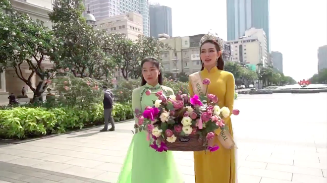 Hoa hậu Thùy Tiên thực hiện nghi thức đặc biệt chưa từng có trong buổi lễ diễu hành - Ảnh 3. Hoa hậu Thùy Tiên thực hiện nghi thức đặc biệt chưa từng có trong buổi lễ diễu hành - Ảnh 3.