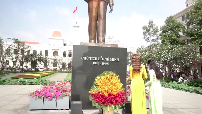 Hoa hậu Thùy Tiên thực hiện nghi thức đặc biệt chưa từng có trong buổi lễ diễu hành - Ảnh 2. Hoa hậu Thùy Tiên thực hiện nghi thức đặc biệt chưa từng có trong buổi lễ diễu hành - Ảnh 2.