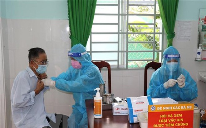 Nhóm nguy cơ cao là người lớn tuổi được ưu tiên tiêm mũi 3 vaccine phòng COVID-19 tại Tiền Giang. (Ảnh: TTXVN)