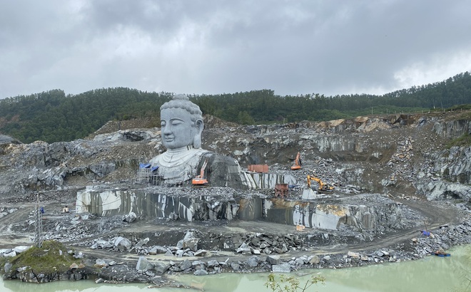 Bức tượng Phật khổng lồ "mọc" lên giữa khu vực khai thác đá.