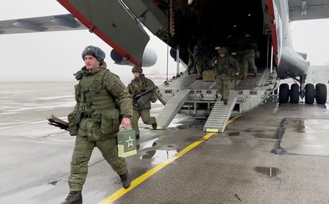 Binh sĩ Nga đến Kazakhstan hôm 7-1 để hỗ trợ quốc gia này thiết lập lại trật tự. Ảnh: Reuters