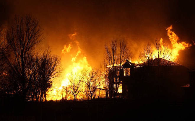 Cận cảnh ngôi làng của tín đồ Twelve Tribes tại Colorado bị lửa nhấn chìm.
