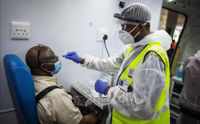 Nhân viên y tế lấy mẫu xét nghiệm COVID-19 tại Ekurhuleni, Nam Phi. Ảnh: AFP/TTXVN