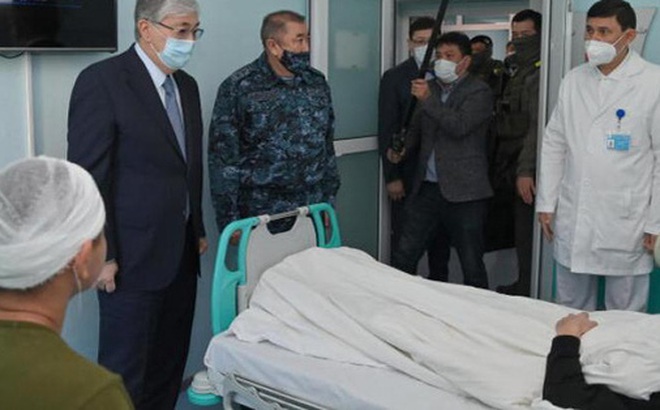 Tổng thống Tokayev đã đến thăm người bị thương ở TP Almaty hôm 12-1. Ảnh: EPA-EFE