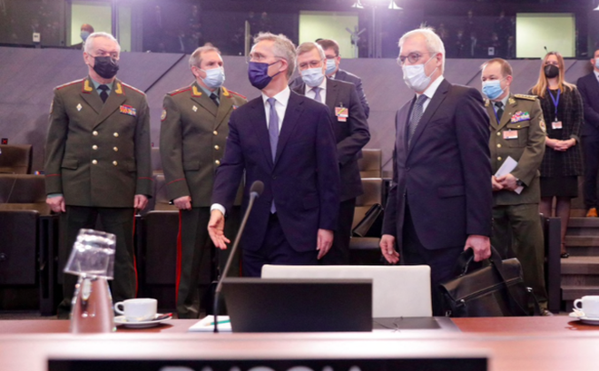 Thứ trưởng Ngoại giao Nga Alexander Grushko và Tổng thư ký NATO Jens Stoltenberg sau cuộc họp ngày 12/1 tại Brussels. (Ảnh: Reuters)