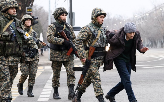 Lực lượng an ninh Kazakhstan bắt giữ người biểu tình ngày 10/1/2022. Ảnh: Getty