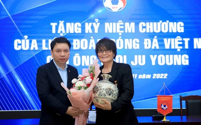 Tổng thư ký LĐBĐVN Lê Hoài Anh tặng hoa và quà cảm ơn bác sỹ Choi Ju-young (Ảnh: VFF).