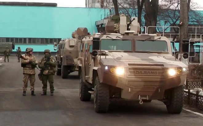 Binh sĩ lực lượng gìn giữ hòa bình CSTO canh gác bảo vệ sân bay Almaty (Ảnh: Sina).