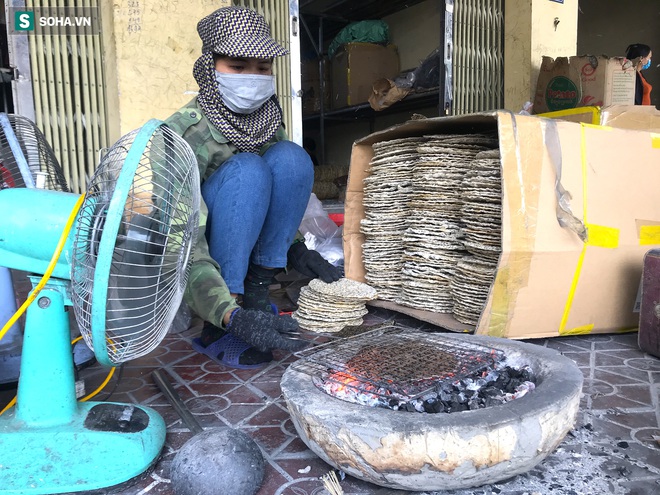 Xem người thợ tay thoăn thoắt làm mỗi ngày nghìn cái bánh ở làng nghề hơn 300 tuổi - Ảnh 1.