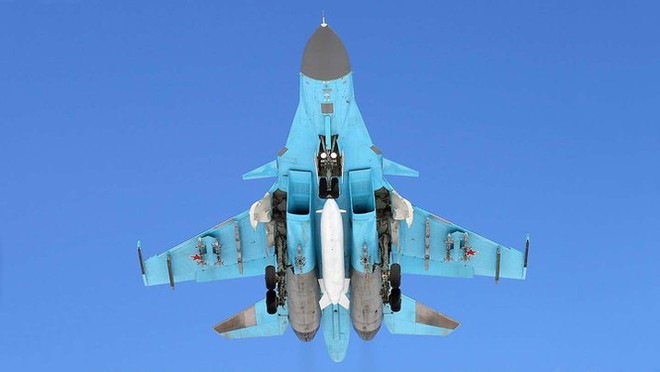 Su-34 Hellduck: Thùng xăng bay của Lực lượng Hàng Không Vũ Trụ Nga - Ảnh 2.