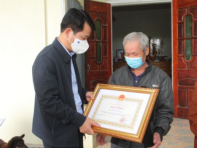  Chủ tịch Thanh Hóa tặng bằng khen thanh niên cứu bé gái trong đám cháy ở Hà Nội  - Ảnh 1.