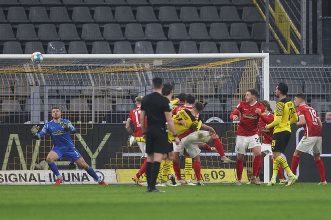 Haaland lập cú đúp giúp Dortmund áp sát ngôi đầu bảng - Ảnh 4.