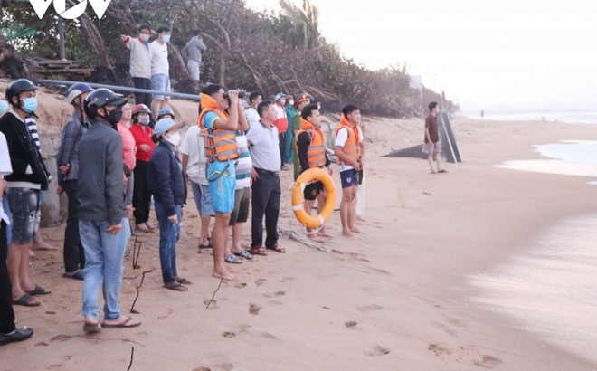 Lực lượng chức năng tỉnh Phú Yên khẩn trương tìm kiếm 2 học sinh mất tích do sóng biển cuốn trôi.
