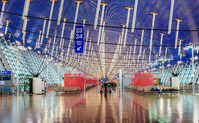 Sân bay quốc tế Thượng Hải - Phố Đông (Trung Quốc) thời điểm đóng cửa để xét nghiệm COVID-19 cho toàn bộ nhân viên. Ảnh: Getty Images.