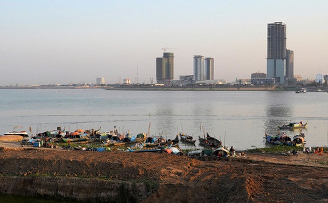 Một nhóm thuyền của ngư dân đậu trên sông Mê Kông đoạn qua thủ đô Phnom Penh - Campuchia. Ảnh: REUTERS