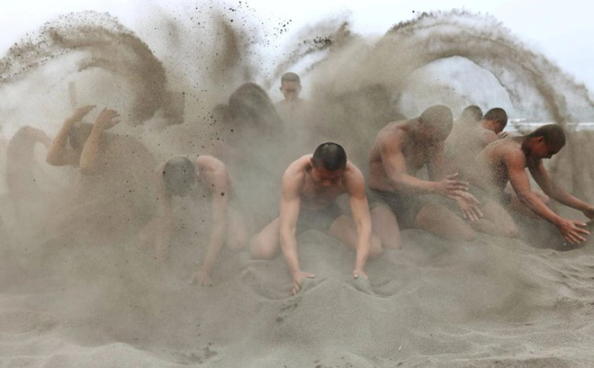 Cùng nhau tạo ra những trận "bão cát" trong một nội dung huấn luyện buổi sáng (Ảnh: Reuters)