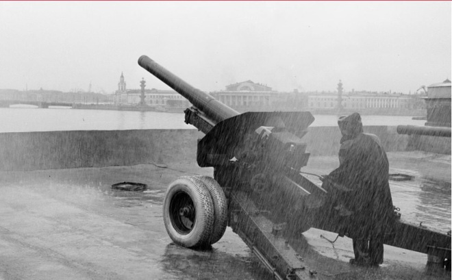Nghi lễ bắn đại bác vào buổi trưa từ pháo đài Peter và Paul trong những năm 1970. Ảnh: Sputnik