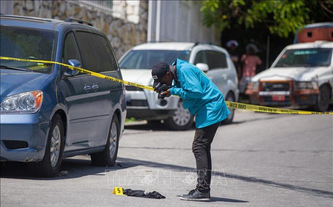 Cảnh sát điều tra bên ngoài dinh thự Tổng thống Haiti Jovenel Moise ở Port-au-Prince, ngày 7/7/2021. Ảnh: THX/TTXVN