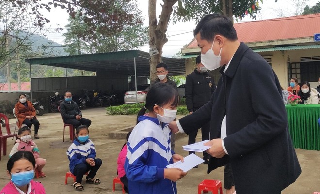 Giám đốc Sở GD vượt cả nghìn km đến tặng quà Tết cho giáo viên và học sinh nghèo biên giới - Ảnh 6.