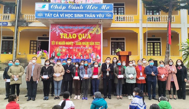 Giám đốc Sở GD vượt cả nghìn km đến tặng quà Tết cho giáo viên và học sinh nghèo biên giới - Ảnh 5.