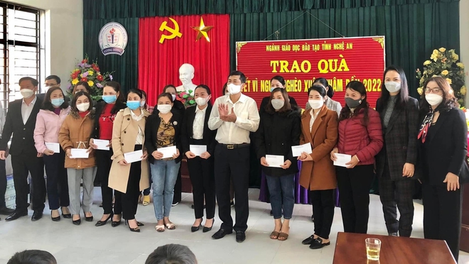 Giám đốc Sở GD vượt cả nghìn km đến tặng quà Tết cho giáo viên và học sinh nghèo biên giới - Ảnh 9.