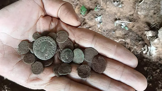 Một con lửng đào được 200 đồng tiền cổ có từ thời La Mã nhưng bị các nhà khoa học tịch thu hết  - Ảnh 8.
