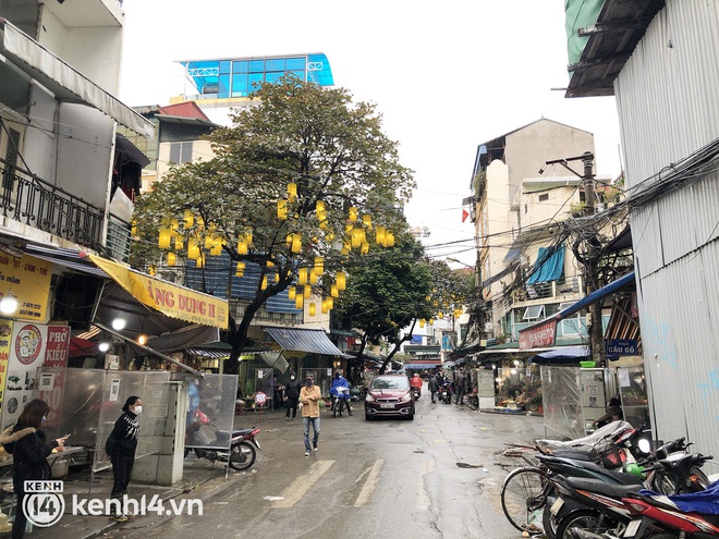 Tiểu thương chợ nhà giàu Hà Nội ngán ngẩm tại phiên Rằm cuối năm: Năm nay ế quá, Tết như thế này thì buồn lắm - Ảnh 1.