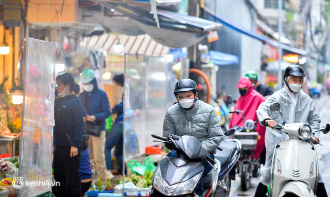 Tiểu thương chợ nhà giàu Hà Nội ngán ngẩm tại phiên Rằm cuối năm: Năm nay ế quá, Tết như thế này thì buồn lắm - Ảnh 2.