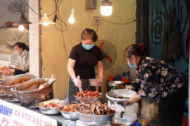 Tiểu thương chợ nhà giàu Hà Nội ngán ngẩm tại phiên Rằm cuối năm: Năm nay ế quá, Tết như thế này thì buồn lắm - Ảnh 14.