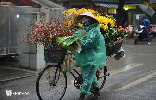 Tiểu thương chợ nhà giàu Hà Nội ngán ngẩm tại phiên Rằm cuối năm: Năm nay ế quá, Tết như thế này thì buồn lắm - Ảnh 16.