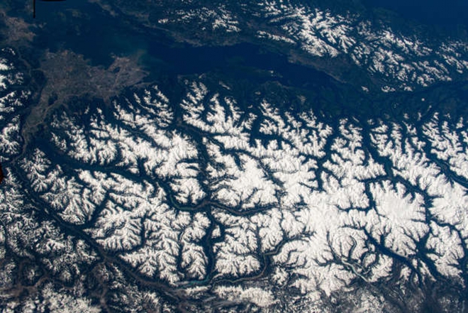 Chiêm ngưỡng vẻ đẹp ấn tượng của Trái Đất nhìn từ không gian - Ảnh 3.