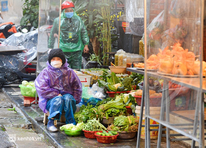 Tiểu thương chợ nhà giàu Hà Nội ngán ngẩm tại phiên Rằm cuối năm: Năm nay ế quá, Tết như thế này thì buồn lắm - Ảnh 4.